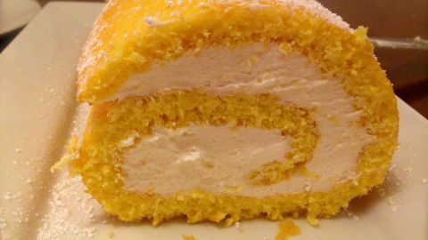 Luftiger Biskuit und erfrischende Zitronensahne: So lässt sich die zitronige Biskuitrolle aus dem Rezept einfach selber machen.