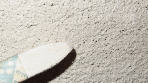 Schmutzflecken auf weißer Zimmerwand oder Zimmerdecke