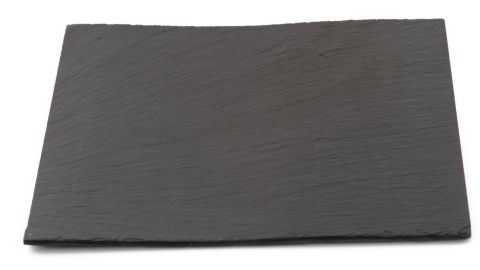 Eine Schieferplatte liegt flach auf einer Oberfläche und zeigt eine glatte, dunkle Textur, ideal für Fettfleckenentfernung.