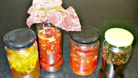 Selbstgemachter Chili-Honig: So gibst du deinen asiatischen Gerichten zuhause mit wenigen Zutaten die perfekte Schärfe und Süße.