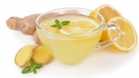 Heißes Wasser mit Ingwer, Zitrone & Honig gegen Erkältung