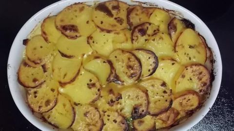 Ein Auflauf mit goldbraun gebräunten Kartoffeln, der im Ofen gebacken wird, um eine köstliche Kruste zu erzeugen.