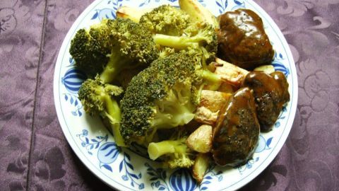 Eine Teller mit Kängurusteaks in Sherrysoße und gedünstetem Brokkoli wird appetitlich angerichtet.