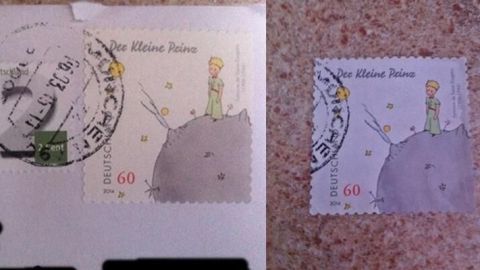 Zwei Briefmarken sind auf einer Fläche zu sehen, eine ist teilweise abgelöst, während die andere unbeschädigt bleibt.