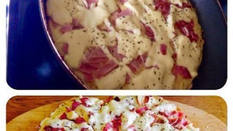 Eine Pfanne mit roher Pfannenpizza, die im oberen Teil gezeigt wird, und ein geschnittenes Stück auf einem Holzbrett im unteren Teil.