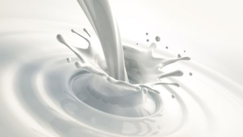 Süße Buttermilchsuppe: Mit Buttermilch, Zitronensaft und Zucker gelingt dir ein erfrischendes Rezept für warme Sommertage.