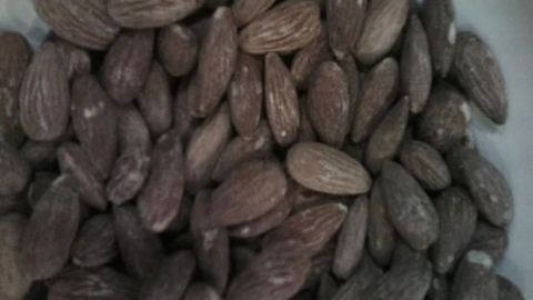 Gesalzene Mandeln sind in einer Schüssel angeordnet, die Mandeln leuchten leicht salzig und knusprig, perfekt zum Snacken.