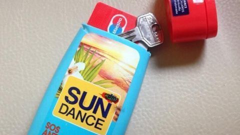 Sonnencreme und After-Sun-Lotion liegen zusammen auf einer flachen Oberfläche, bereit für ein entspannendes Stranderlebnis.