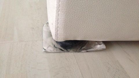 Ein Möbelstück steht auf einer Gleitfläche, wodurch es leichter verschoben werden kann, ohne den Boden zu beschädigen.