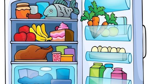 Ein Kühlschrank ist geöffnet und zeigt frische Lebensmittel wie Gemüse, Obst und Fleisch, die einen gesunden Lagerungsraum bieten.