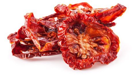 Getrocknete Tomaten liegen nebeneinander und zeigen ihre strukturierte Oberfläche, perfekt zum Verfeinern von Gerichten.