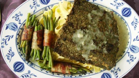 Probiere Wildlachsfilet Provençal mit Kräuterkruste, Bandnudeln und Speckbohnen – einfach zubereitet nach dem Tipp mit günstigen Zutaten.