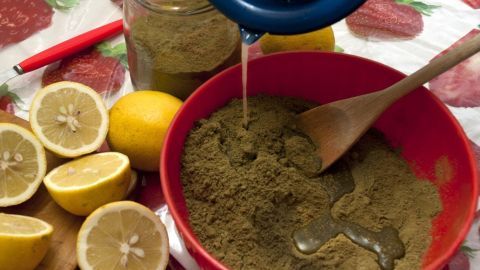 Henna-Flecken auf Textilien sind hartnäckig – schnelles Handeln mit Zitronensaft kann helfen, die Spuren zu entfernen.