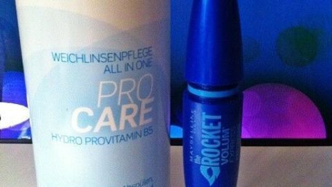 Eine blaue Mascara steht neben einer Flasche mit Pflegeprodukt, bereit, um flüssiger gemacht zu werden.