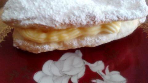 Mit Blätterteig-Schuhsohlen zauberst du ein knuspriges Dessert, gefüllt mit leckerer Vanillecreme und Puderzucker obendrauf.