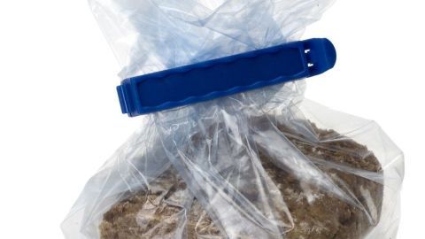 Eine gefrierplastiktüte hält ein Stück Brot zusammen, gut verschlossen unter einem blauen Clip für längere Frische.