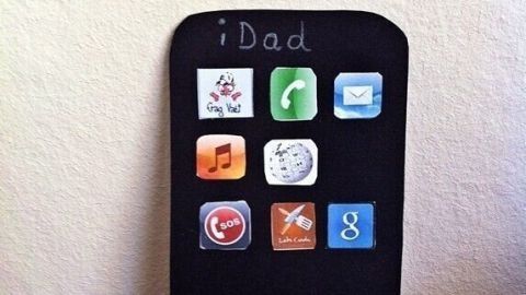 Ein schwarzes Handy-Diagramm zeigt Apps und den Schriftzug „iDad“, kreativ gestaltet als Vatertagskarte.