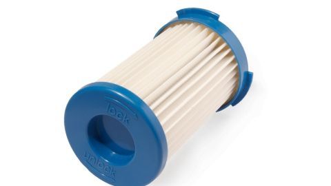 Ein Lamellenfilter liegt auf einer weißen Fläche, bereit zur Reinigung, um die Leistung des beutellosen Staubsaugers zu verbessern.