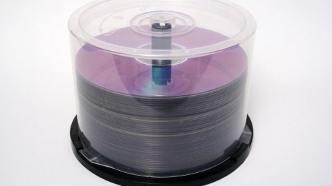 Ein Wollknäuelhalter aus einer alten DVD-Spindel, der funktional zum Aufbewahren von Garn dient.