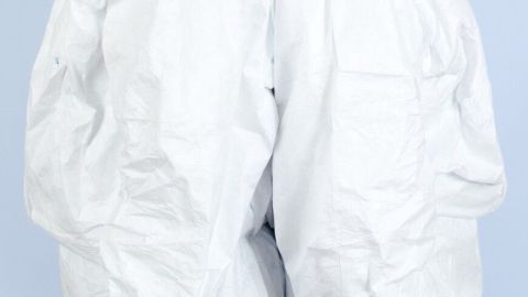 Ein weißer Tyvek-Anzug hängt an einer Wand, bereit für die Verwendung in verschiedenen Hobbys und handwerklichen Projekten.
