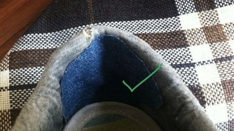 Eine Schuhsohle wird gezeigt, die einem Fersenfutter zugrunde liegt, während ein grüner Faden zum Markieren sichtbar ist.