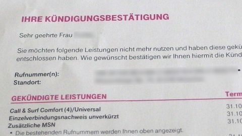 Kündigungsbestätigung von einem Telefonanbieter, die die gekündigten Leistungen auflistet, inkl. Service und Gebühren.