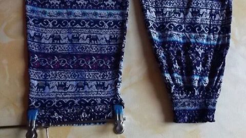 Bunte Bündchen mit elastischem Saum liegen auf einem hellen Untergrund und zeigen ein ansprechendes, gemustertes Design.