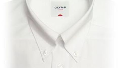 Ein weißes Hemd zeigt einen klassischen Kragen mit Knöpfen, auf einem Label steht "OLYMP".