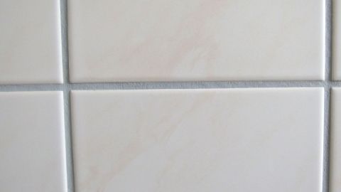 Schimmel in der Dusche kann man mit Nagellackentferner wegbekommen. Weiße Fliesen in einer Dusche zeigen glatte Oberflächen ohne sichtbare Ablagerungen oder Schimmelspuren.