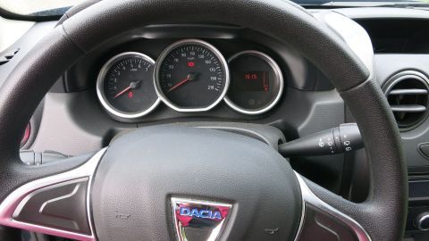 Das Lenkrad eines Autos mit Tachometeranzeigen zeigt das Innere des Fahrzeugs, optimal für die Reinigung von Kunststoff.