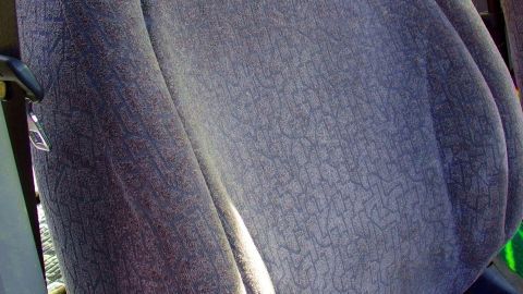 Mit Rasierschaum Autositze reinigen: Wird super sauber und riecht schön frisch. Ein Autositz wird gereinigt, um Schmutz zu entfernen und frisch auszusehen, in einem Fahrzeuginterieur.