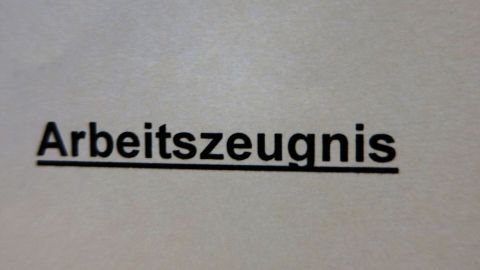 Ein Arbeitszeugnis steht im Fokus, klar und deutlich auf einem weißen Blatt Papier geschrieben, um die berufliche Leistung zu dokumentieren.