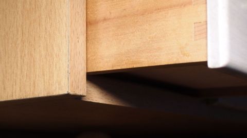 Holzteile liegen eng aneinander und verursachen Knarren; ein ruhiger, heimeliger Raum mit natürlichem Holzcharakter.