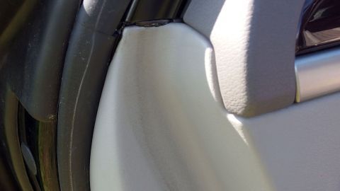 Die Autotür zeigt eine eng anliegende Dichtung, die verhinderte, dass sie zufriert. Nutzbar für Tipps gegen zufrierende Autotüren.
