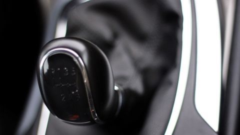 Der Schaltknüppel eines Autos befindet sich im Inneren und ermöglicht das Wechseln der Gänge zur Kraftstoffeffizienz.