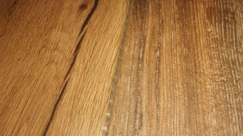 Altbau mit altem Dielenfußboden: Baumschaum hilft gegen knarrende Holzfußböden.