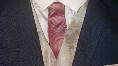 Ein festlicher Anzug hängt an einem Kleiderbügel, bereit für ein Bewerbungsgespräch in einem professionellen Umfeld.
