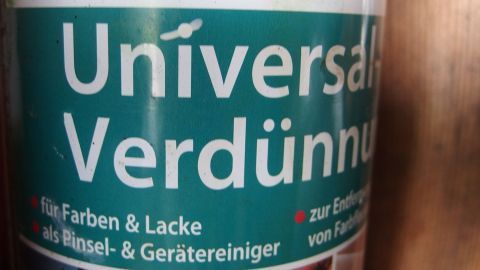 Lasur und Farben aus Bekleidung mit Verdünner entfernen