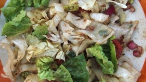 Ein Teller mit gemischtem Salat zeigt frische Blätter und Stücke, ideal für eine Salatsauce nach "Muttern".