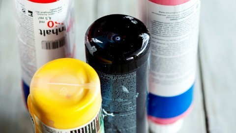 Lästige Haut in Farbdosen vermeiden