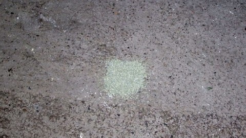 Ölflecken auf Garagenboden oder Steinböden mit Katzenstreu entfernen