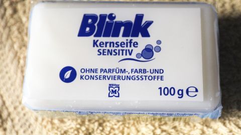 Ein Stück Kernseife liegt auf einem hellen Tuch. Die Seife ist als "Blink Kernseife Sensitiv" gekennzeichnet.