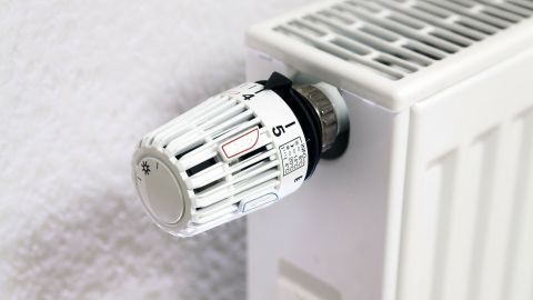 Ein Heizkörper mit einem Thermostatventil ist sichtbar. Das Ventil ist auf eine hohe Temperatur eingestellt, aber die Umgebung bleibt kalt, was auf ein Klemmen hinweist.