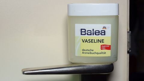 Vor Malerarbeiten im Haus kann man Türklinken, Scharniere etc., mit Vaseline einreiben! Das erspart später viel Putzzeit! Ein Behälter mit Balea Vaseline steht auf einer Tür, bereit für die Vorbereitung auf Malerarbeiten.