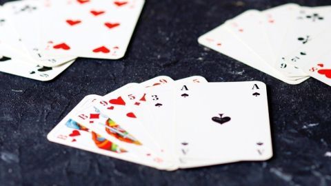 Ein Kartenspiel mit mehreren Karten in verschiedenen Positionen, bereit für das Sauf-Mao/Uno-Spiel.