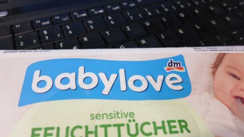 Verschmutzte Tastatur mit Babyfeuchttüchern reinigen