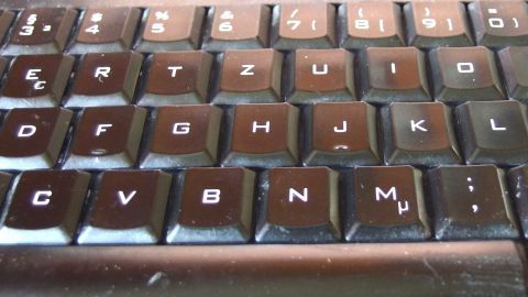 Eine schwarze Tastatur liegt auf einer Oberfläche, bereit zur Reinigung in der Spülmaschine, um Schmutz zu entfernen.