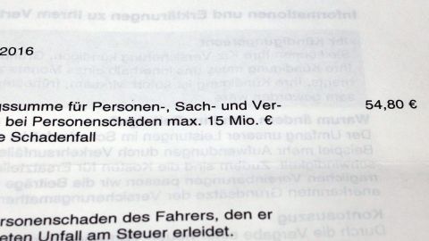 Ein Versicherungspapier zeigt Kosten für Autoversicherungstypen, die für das Land besonders günstig sind.