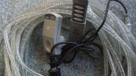 Plastikschläuche liegen auf Teppich; zwei Elektrogeräte und ein Stromkabel sind darin verheddert.