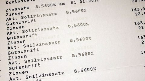 Ein Dokument zeigt Kontostände und Zinssätze, das Datum ist der 01.01.2012, mit verschiedenen Einträgen zu Zinsen und Gutschriften.